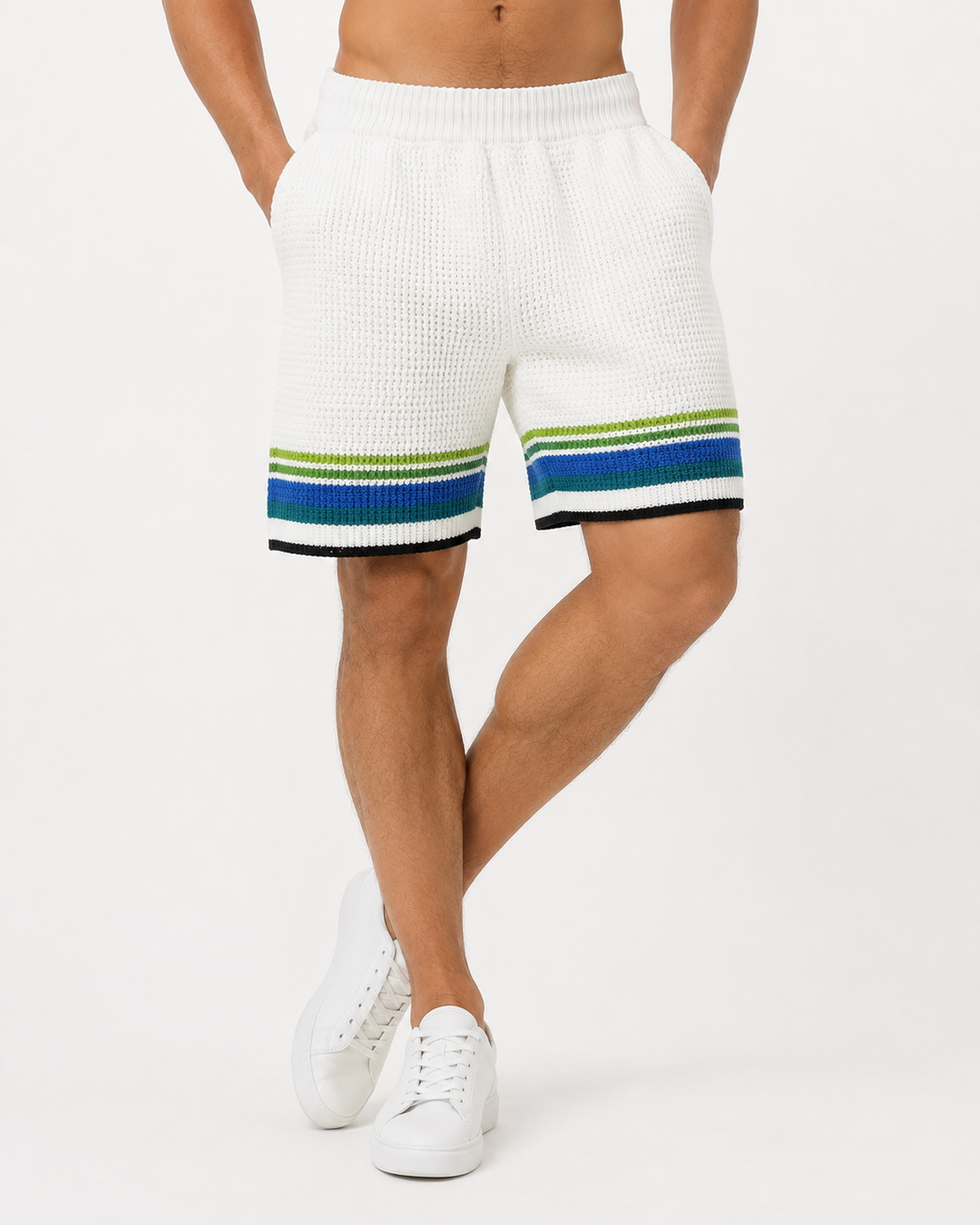 Mann trägt lässige Herren Patch-Shorts mit Patch-Design. Perfekt für Sommer-Freizeitmode und Urlaub. Hoher Komfort.