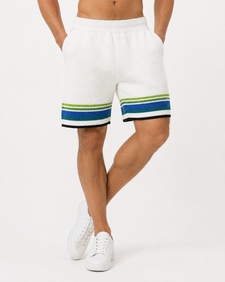 Mann trägt lässige Herren Patch-Shorts mit Patch-Design. Perfekt für Sommer-Freizeitmode und Urlaub. Hoher Komfort.