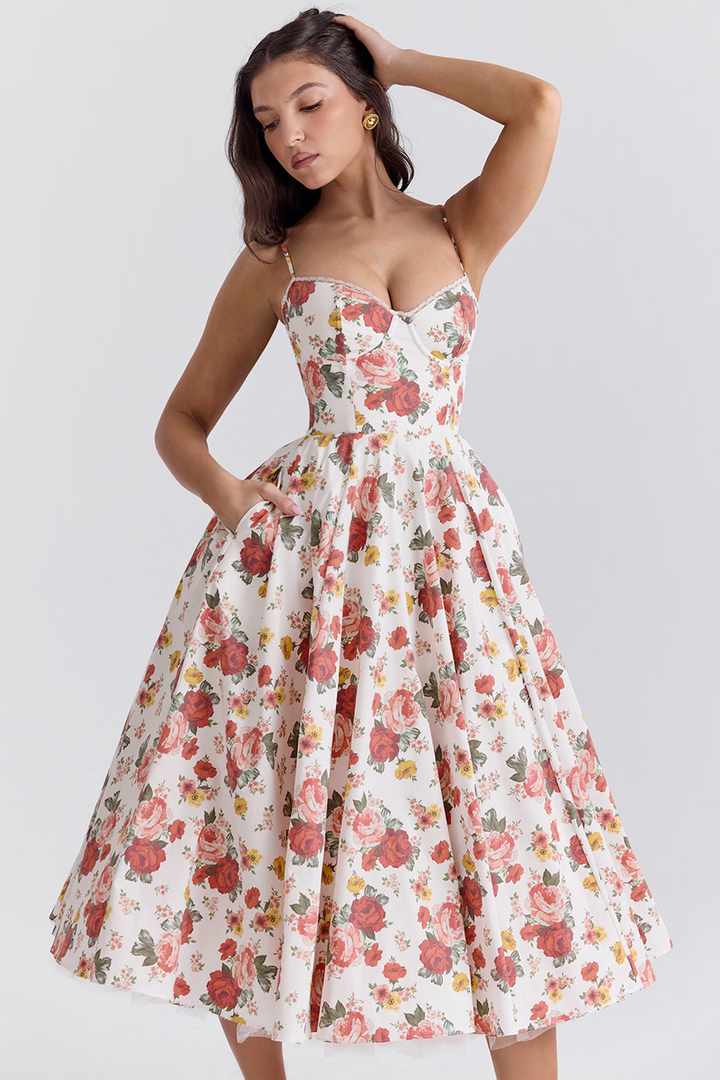 Die feine Textur dieses eleganten Midi Kleids, perfekt für ein festliches Abendoutfit. Frauenmode.