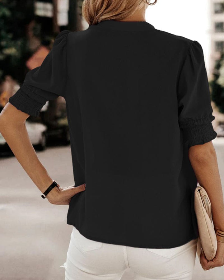 Moderne Damen Kurzarmbluse mit V-Ausschnitt, ein vielseitiges und elegantes Fashion-Statement.