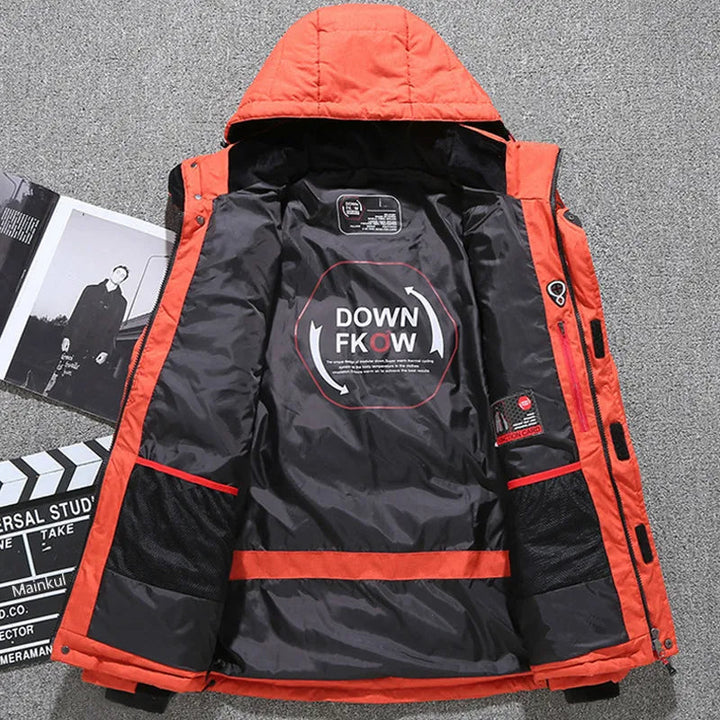 Stylische Herren Skibekleidung, warme Thermo-Jacke für den Einsatz im Schnee.