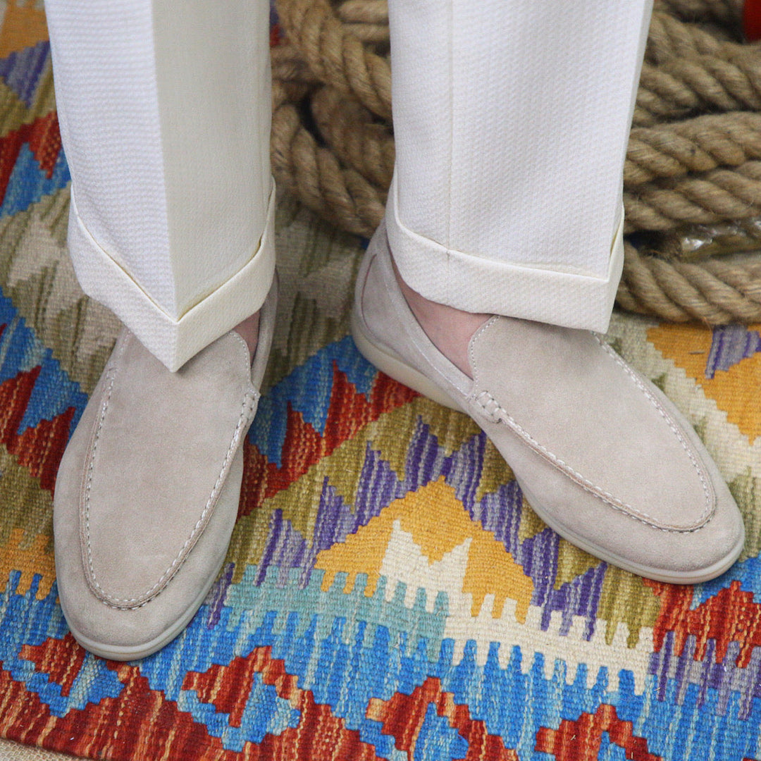 Komfortable Herren-Slipper von vorne, bequeme Slip-On Schuhe für Freizeit & Büro.