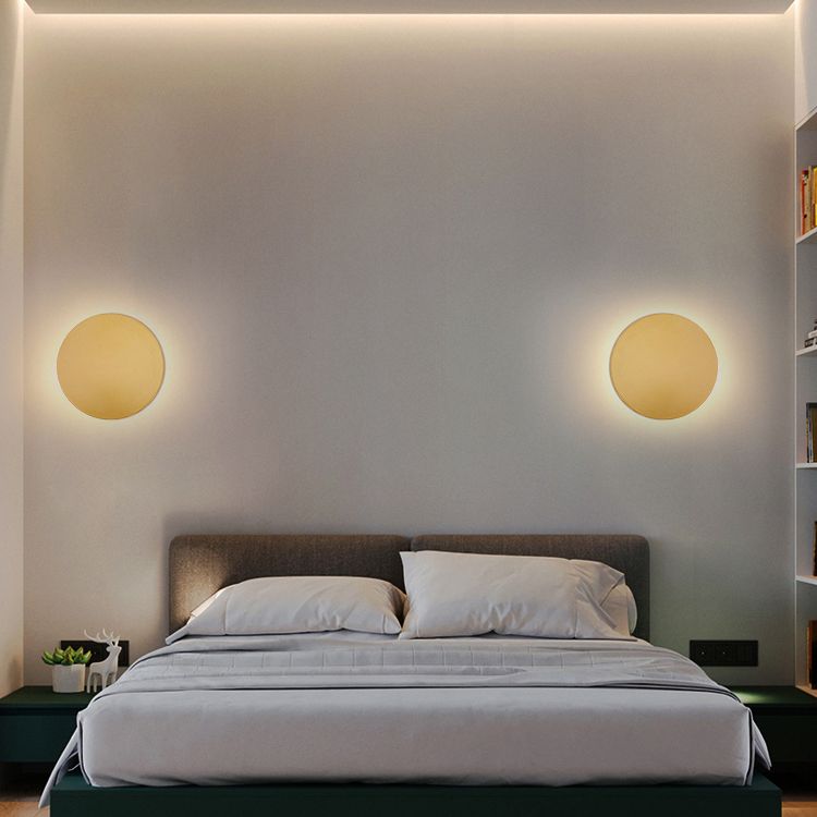 Schlafzimmer Wandleuchte: Runde LED Nachttischlampe, modernes Design für angenehmes Licht.