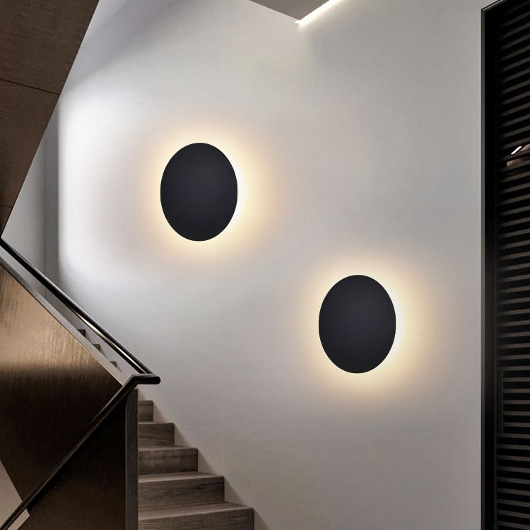 Stilvolle runde LED Innenbeleuchtung. Moderne Wandleuchte aus Metall für Schlaf- & Wohnbereiche.