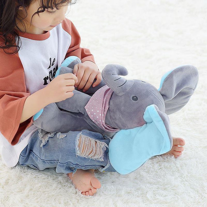 Elefant Ellie, der singende Plüschelefant, sitzt spielbereit mit großen, ausgebreiteten Ohren.