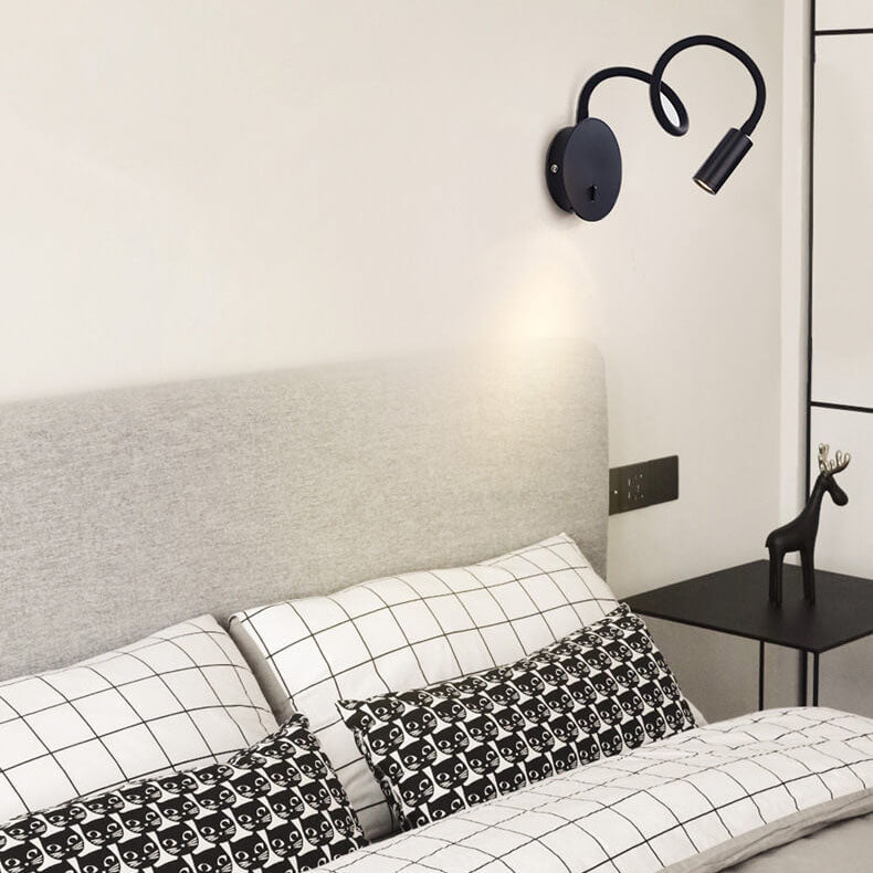 Moderne FlexiGlow LED-Wandleuchte mit 360° drehbarem Licht für flexible Ausrichtung der Innenbeleuchtung.