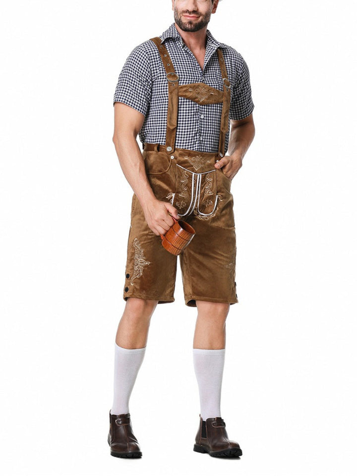 Traditionelles Herren Oktoberfest Lederhosen Outfit mit Hemd und Hosenträgern. Bayerische Festmode.
