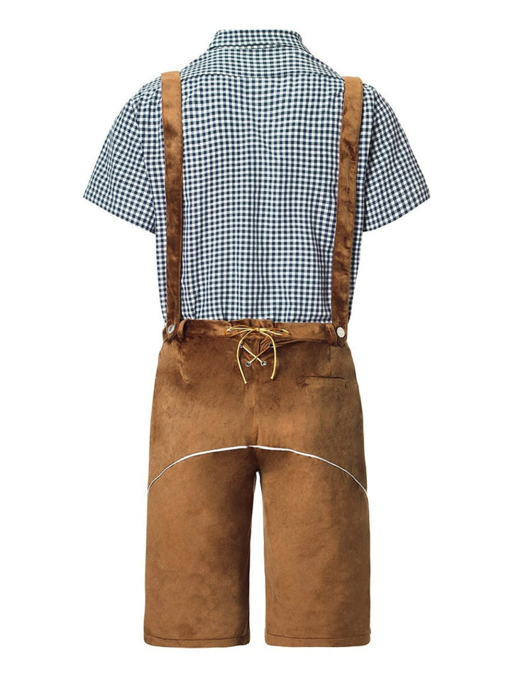 Authentisches Herren Oktoberfest Set: Braune Lederhosen, kariertes Hemd, Hosenträger. Ideale Festkleidung für Männer.