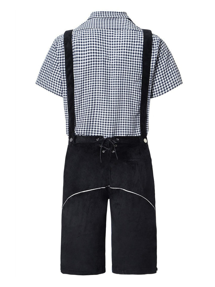 Mann in traditionellem Oktoberfest Lederhosen Outfit, kariertem Hemd und Hosenträgern. Festliche Tracht.