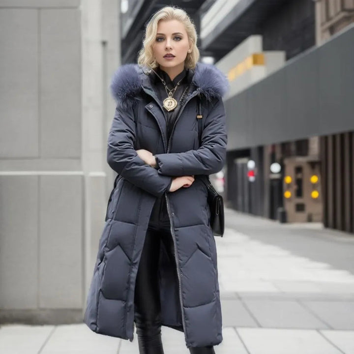 Femininer langer Steppmantel mit hohem Kragen, ideal für elegante und warme Winteroutfits.