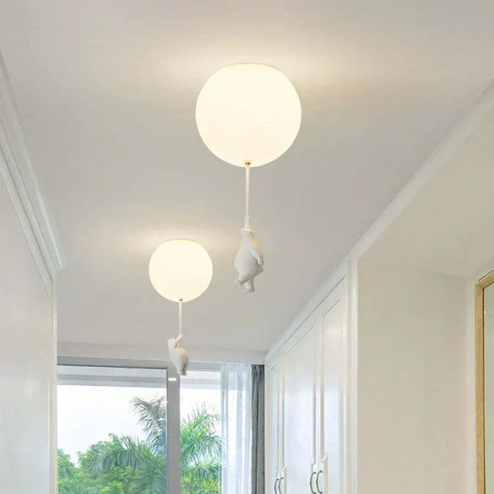 Babyzimmer Deckenlampe mit Bär und Ballon. Sanftes LED-Licht für entspannte Abende.