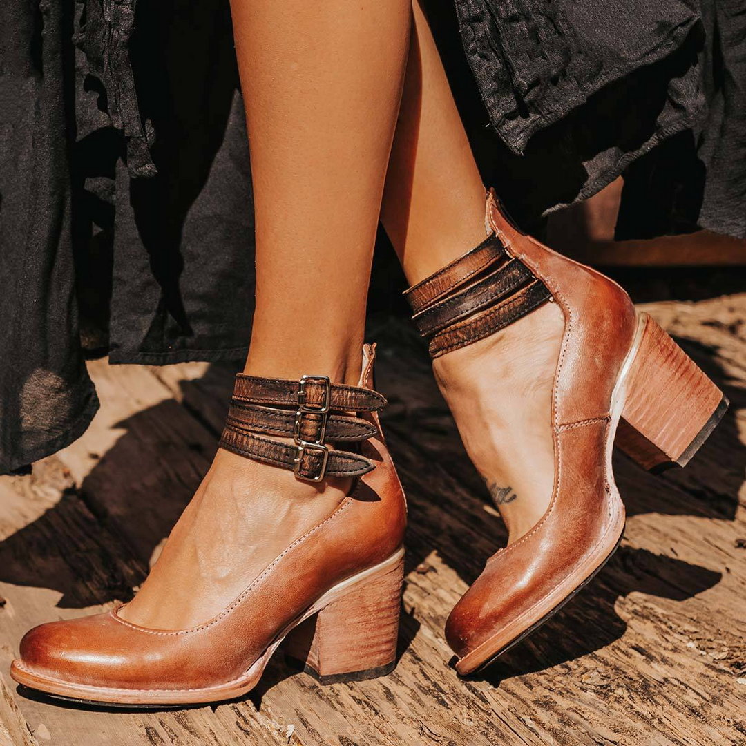 Bequeme Damenschuhe: Stiefel mit Blockabsatz für Alltag und Büro. Seitlicher Reißverschluss, modisch & praktisch.