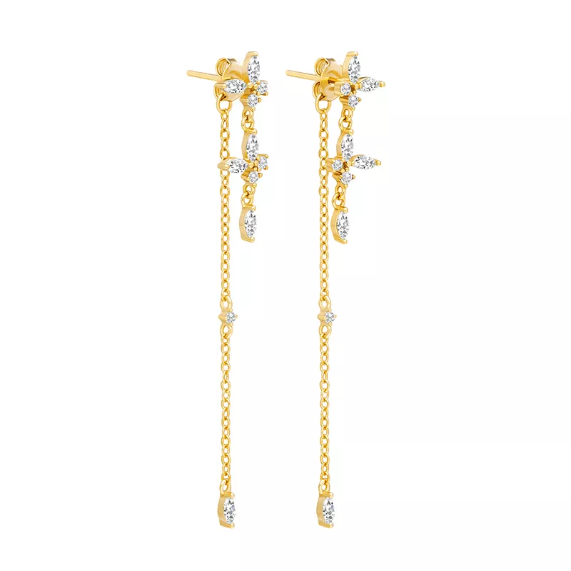 Dame trägt zeitlose, elegante Zirkonia Tropfenohrringe. Strahlender Damenschmuck, vergoldet oder silber.