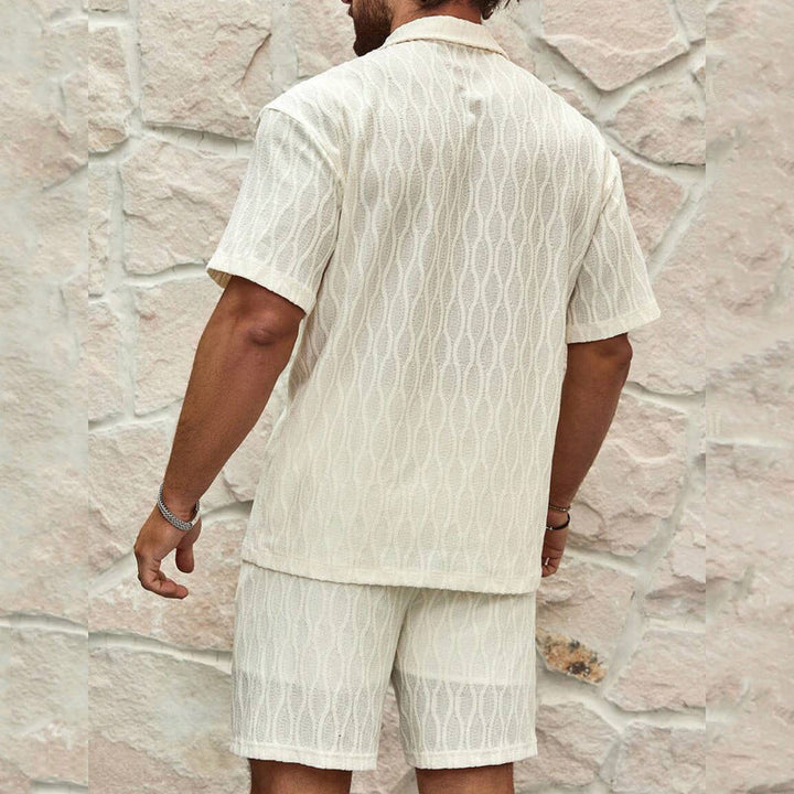 Luftiges Herren Sommeroutfit: Kurzarmhemd und Shorts, ideal für warme Tage und entspannte Freizeit.