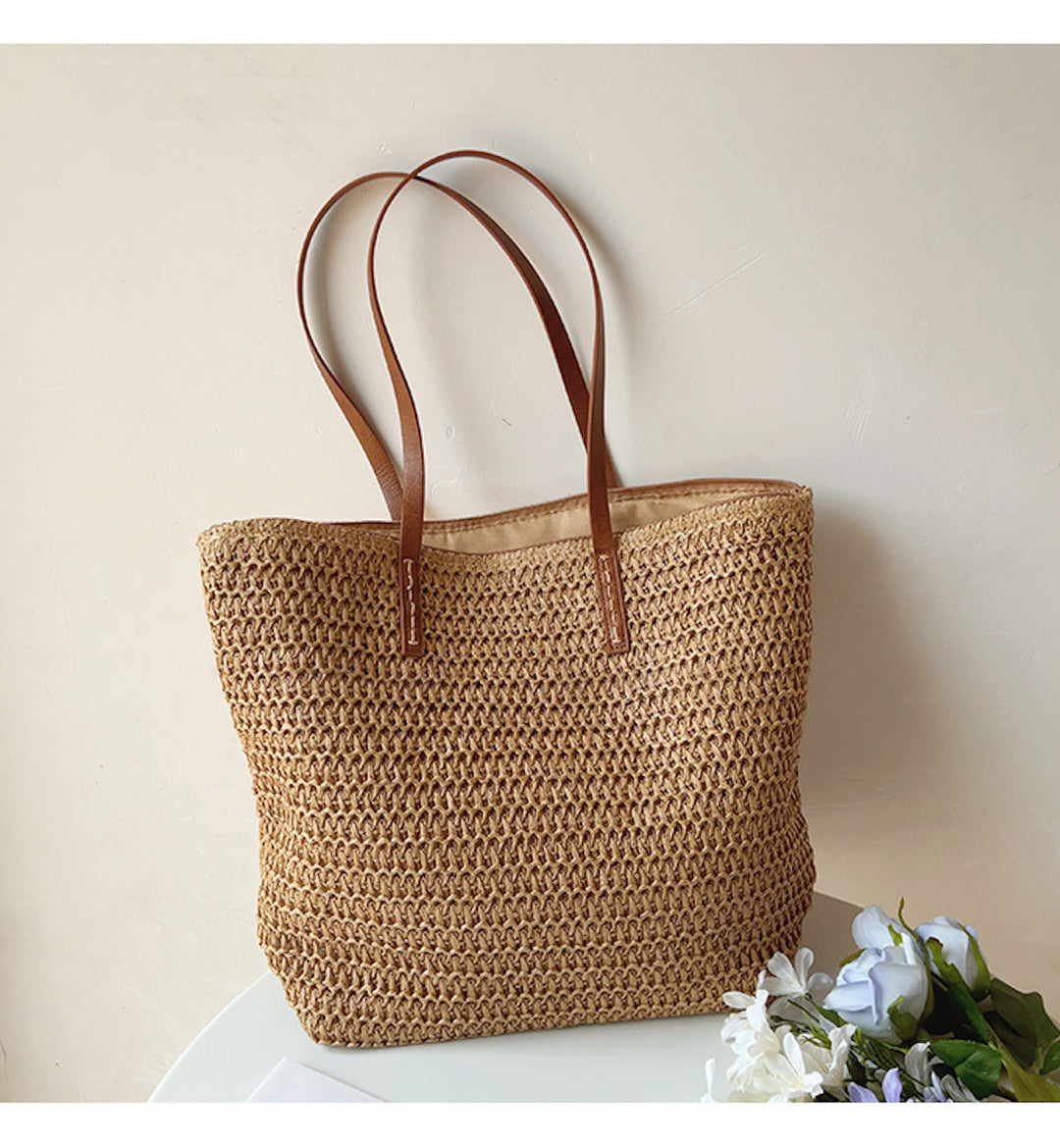 Geflochtene Damen Korbtasche mit eleganten Lederhenkeln, perfekt für Sommer und Strand.