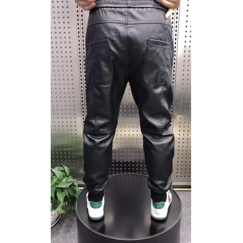 Vielseitige Slim-Fit Herrenhose Layton für Alltag und Mode. Moderner Schnitt, markant und komfortabel für stilbewusste Männer.