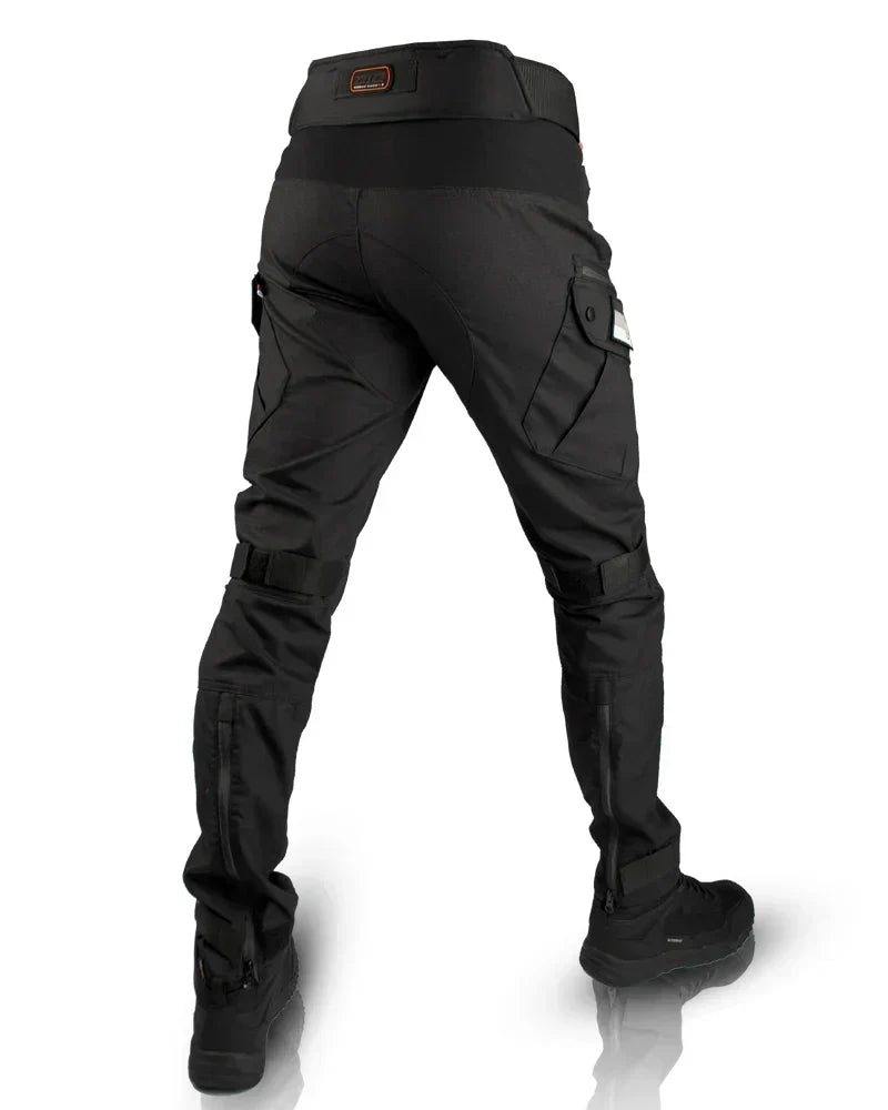 Mann trägt robuste Herren Tactical-Hose Richard beim Wandern. Ideal für Outdoor-Abenteuer & Freizeit.