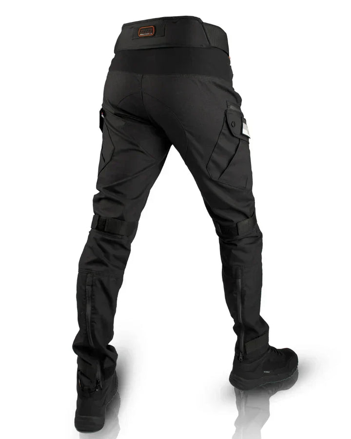 Mann trägt robuste Herren Tactical-Hose Richard beim Wandern. Ideal für Outdoor-Abenteuer & Freizeit.