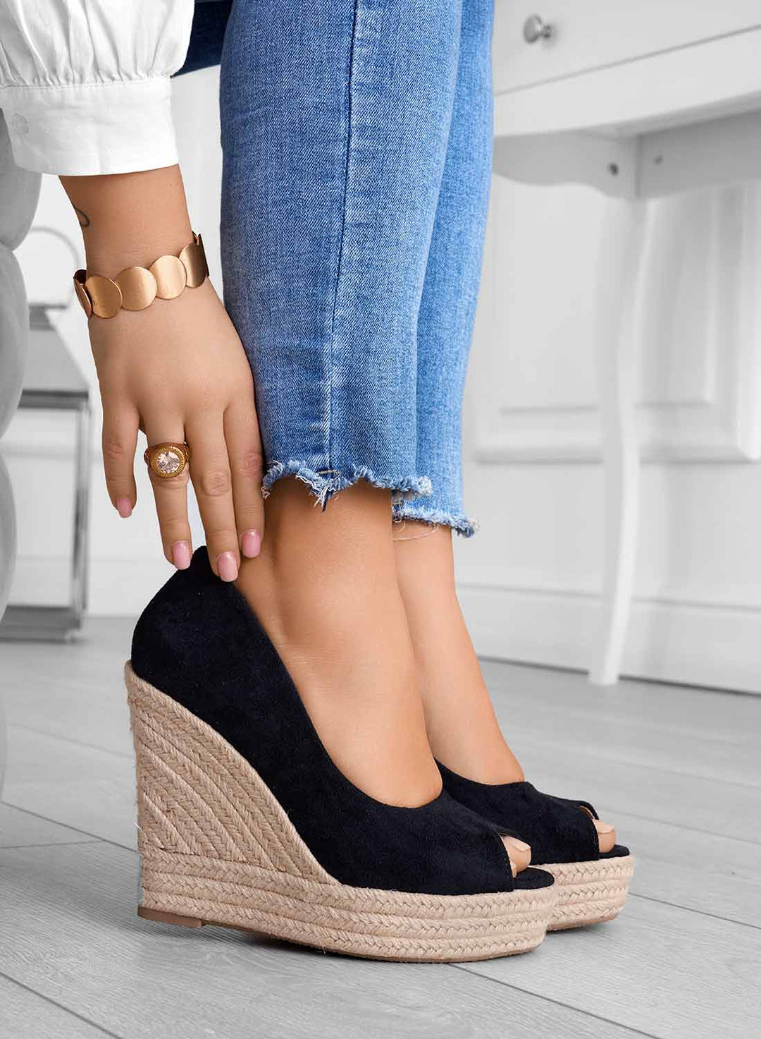 Modische Damen Keilsandalen mit offener Zehenpartie, bequem und elegant, ideal für Frühling und Sommer.