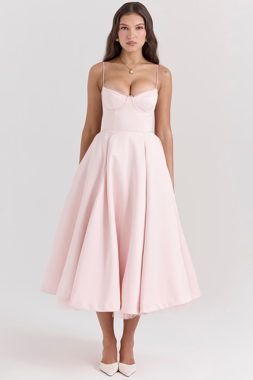 Elegantes Midi Kleid für Hochzeitsgäste, ein schmeichelhaftes Cocktailkleid für unvergessliche Momente.