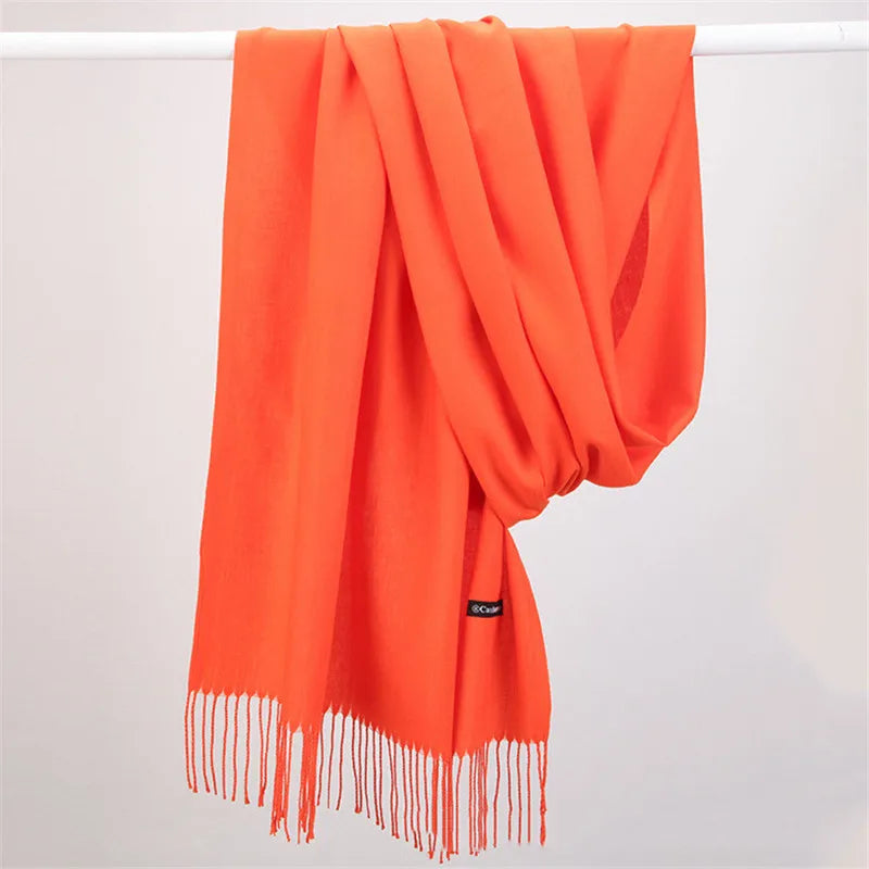 Trendiger Damenschal Faith, warm, kuschelig und ein perfektes Winteraccessoire.