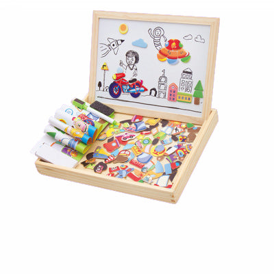 Glückliches Kind spielt mit Magneten und zeichnet auf der magnetischen Holz-Spieltafel, ein Lernspielzeug.