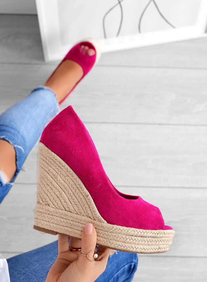 Sommerliche Damen Keilsandalen: offene Zehenpartie, bequemer Keilabsatz, Slip-On für warme Tage.