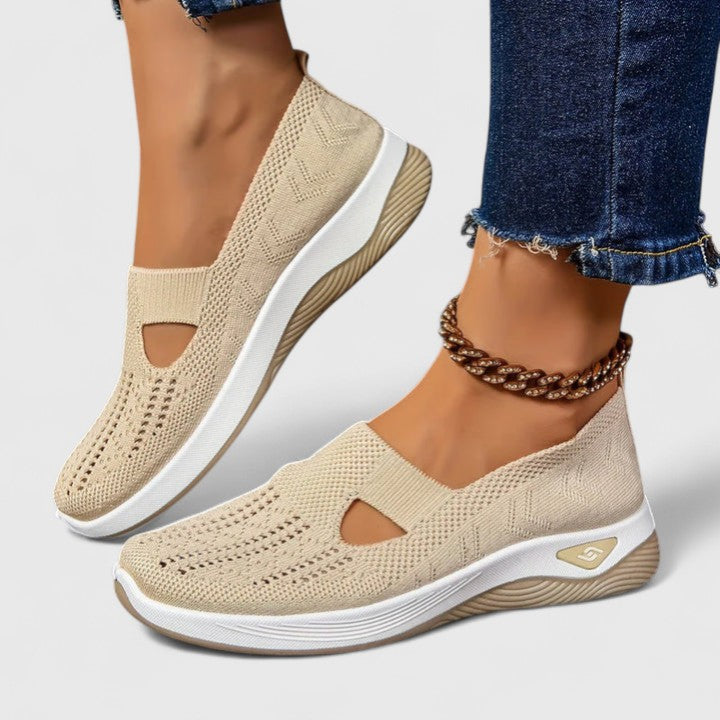 Seitliche Ansicht der atmungsaktiven Damen Slip-On Walking-Sneaker aus Mesh für maximalen Tragekomfort.