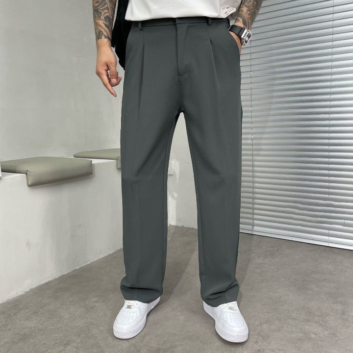 Detail der weiten Herren Wide-Leg Hose mit Bundfalten, modisch und bequem, für einen modernen, entspannten Look.