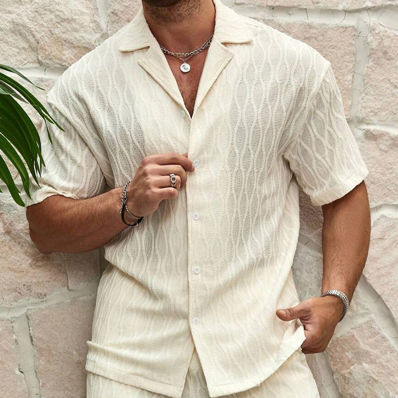 Lässiger Herren Zweiteiler: Stilvolles Kurzarmhemd und passende Shorts, perfekt für Strandmode & Urlaub.