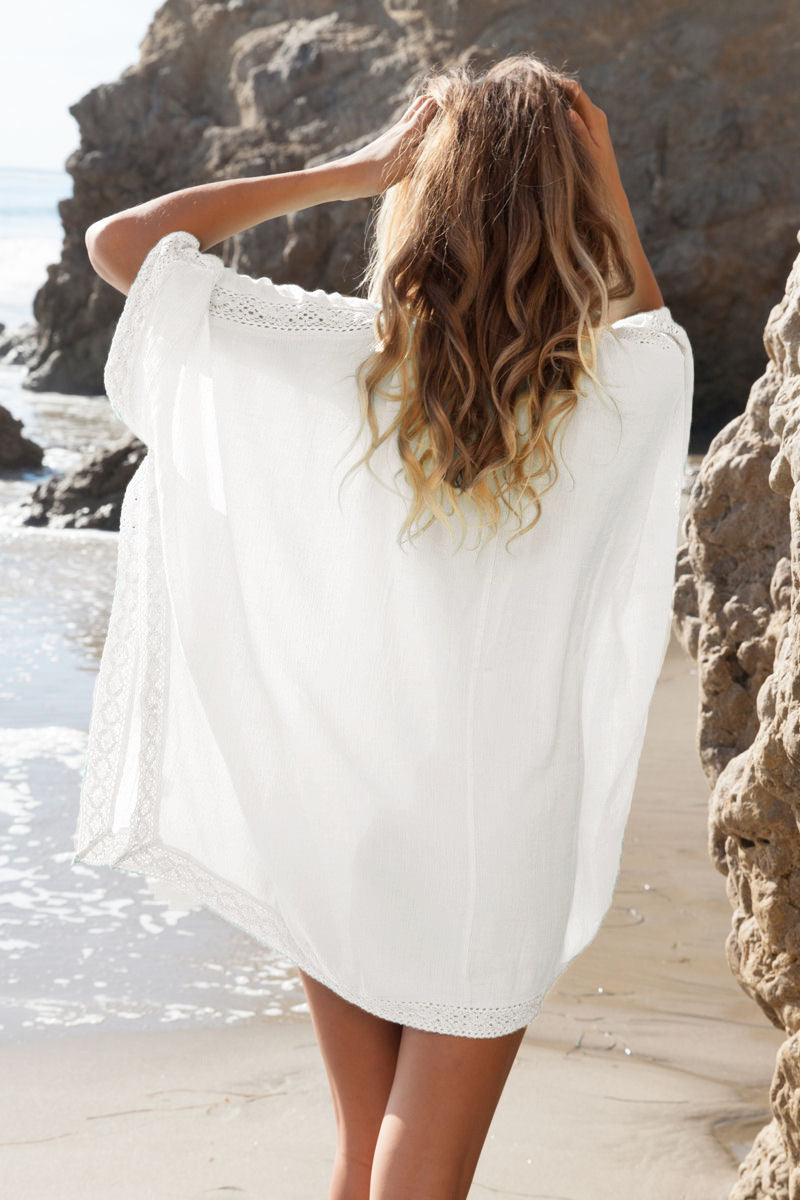 Luftiges Damen Strandkleid in Grün/Weiß. Fließende Silhouette, ideal als leichter Überwurf. One Size.