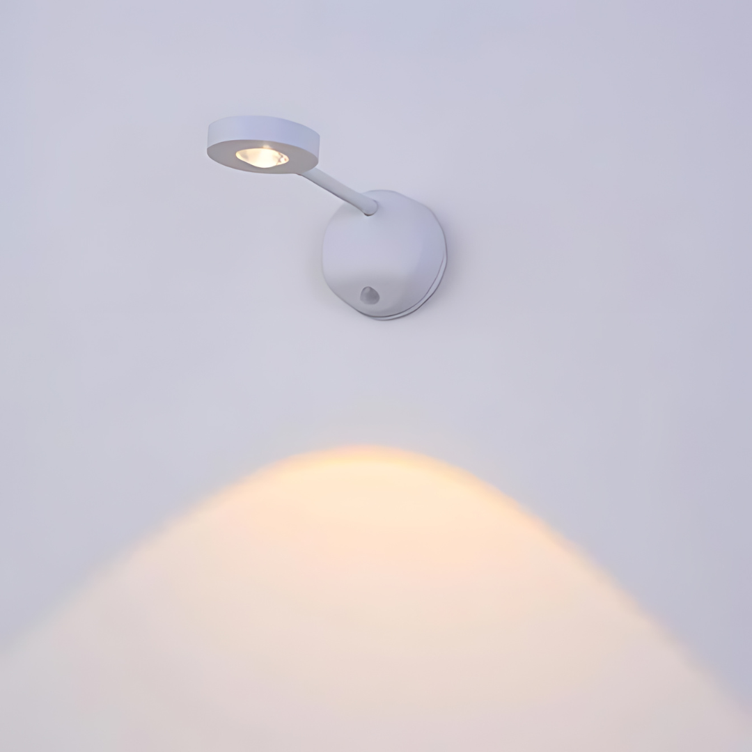 Energiesparender Smart LED-Strahler mit Bewegungssensor, kabellos für Innenräume, dimmbar und 360° drehbar.