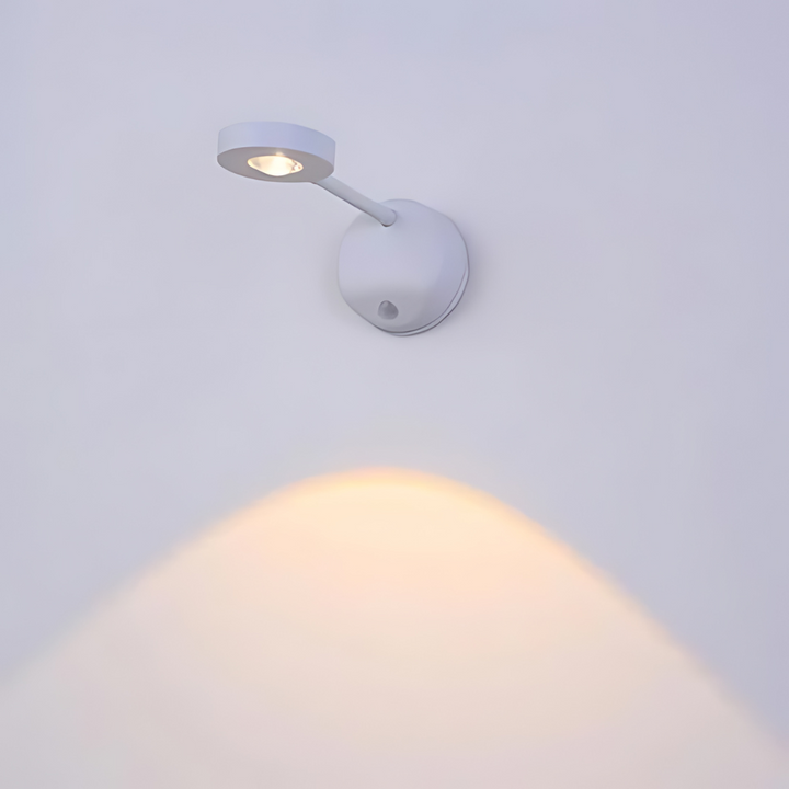 Energiesparender Smart LED-Strahler mit Bewegungssensor, kabellos für Innenräume, dimmbar und 360° drehbar.