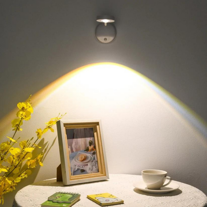 Stilvoller dimmbarer LED-Akzentlicht-Strahler, kabellos mit Bewegungssensor, 360° drehbar für moderne Innenräume.
