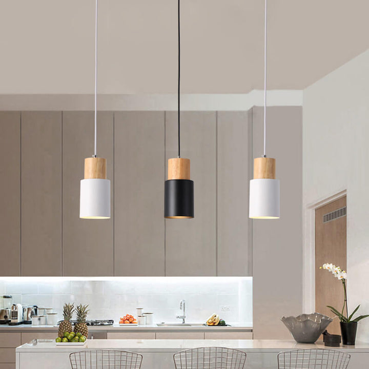Elegante LED-Pendelleuchte, schlanker Zylinder, ideal für Arbeitszimmer oder Flur.