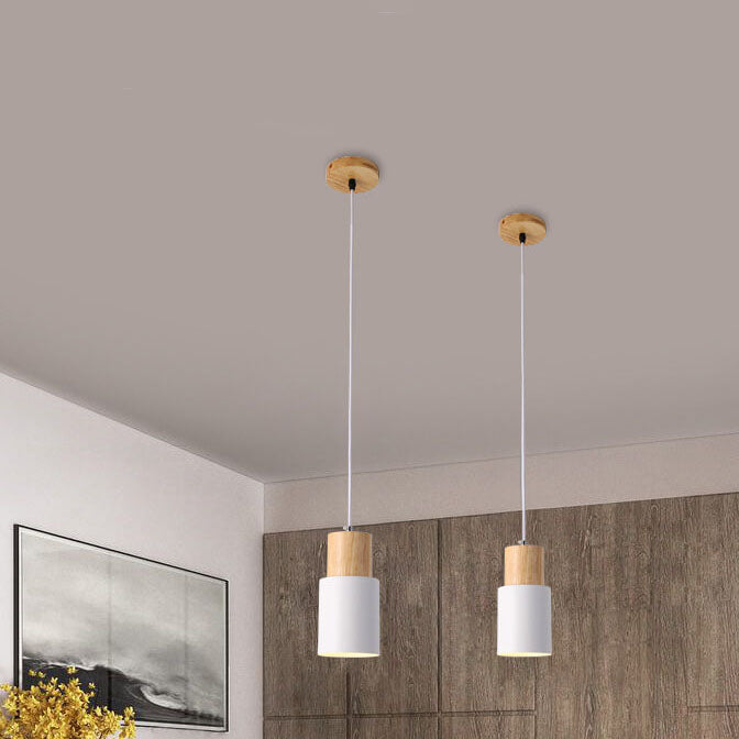LED-Hängeleuchte in Gold, minimalistischer Zylinder, für eine luxuriöse Akzentbeleuchtung.