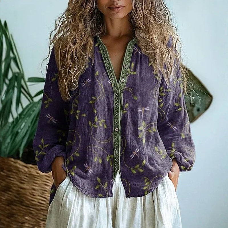 Elegante Damen Bluse in Flieder mit V-Ausschnitt, langem Arm und stilvollem Blattmuster. Ideal für Büro & Freizeit.