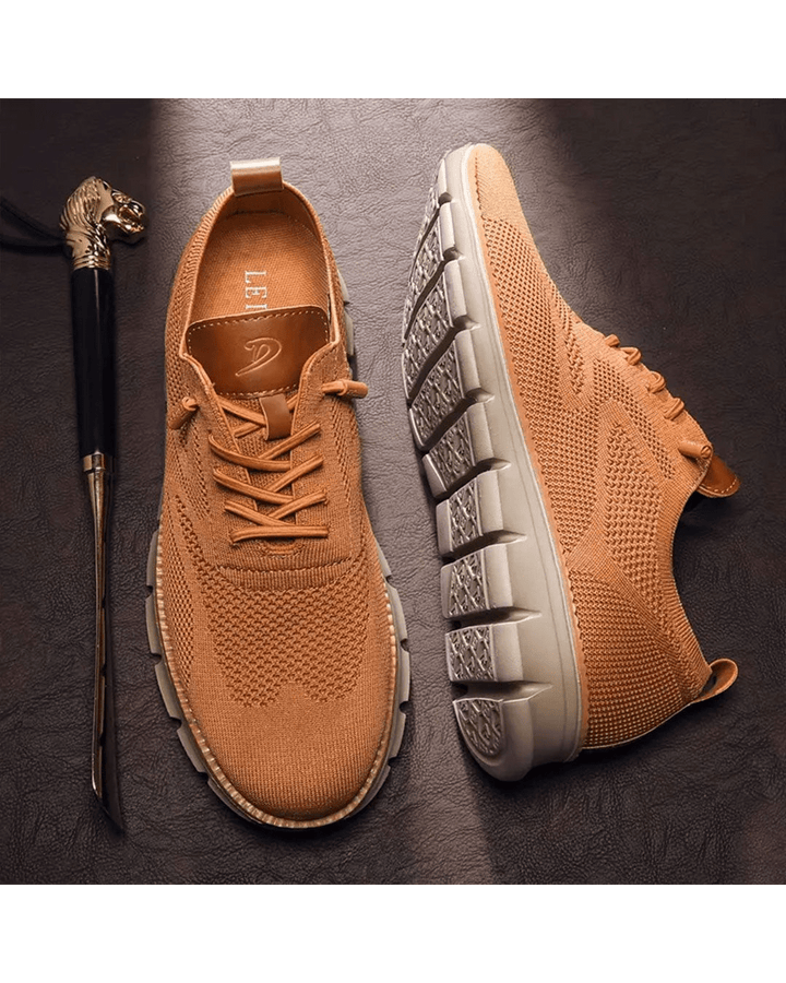 Mann trägt bequeme orthopädische Herren Sneaker beim Spaziergang, zeigt den Tragekomfort.