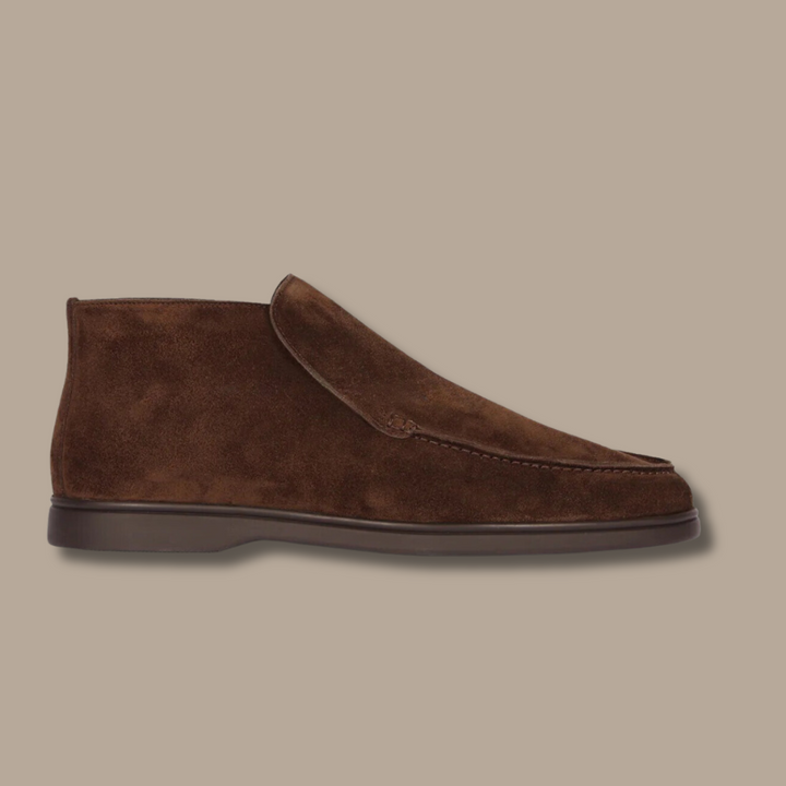 Alden Wildleder-Loafers für Herren am Fuß getragen, zeigen Eleganz & entspannten Stil.