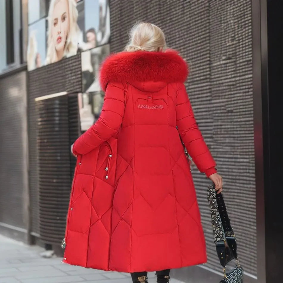 Moderner langer Steppmantel für Damen, hoher Kragen, ideal als warmer Winter-Alltagsmantel.
