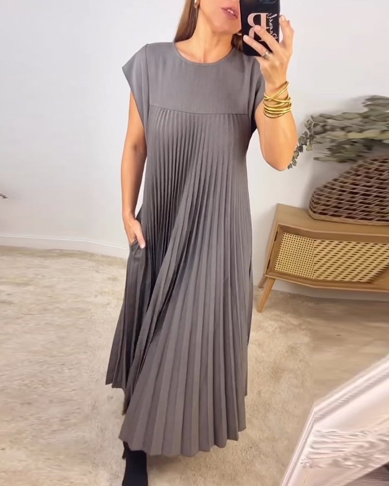 Dame in elegantem schwarzem plissiertem Damen Maxikleid, seitliche Ansicht, lang.