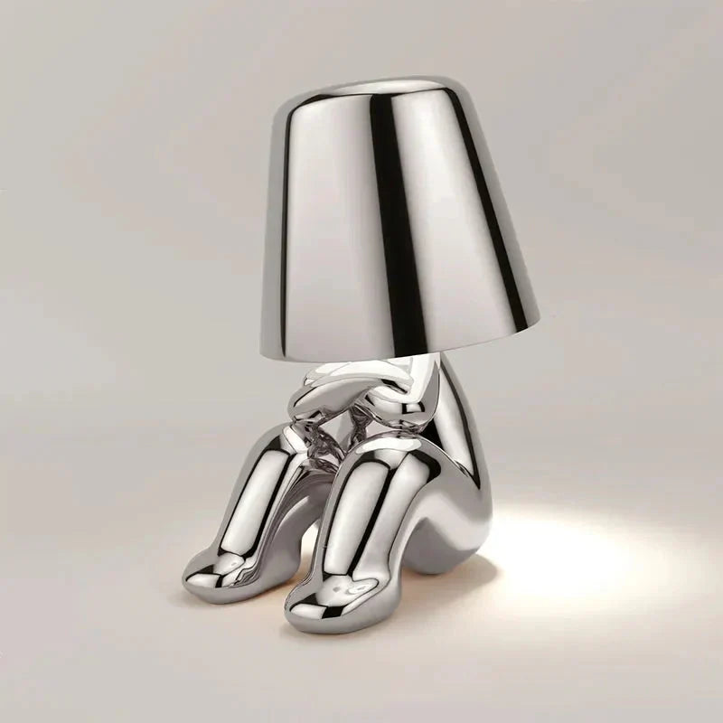 Elegante dimmbare LED-Lampe für Nachttisch oder Sideboard, schafft wohnliches Ambiente.