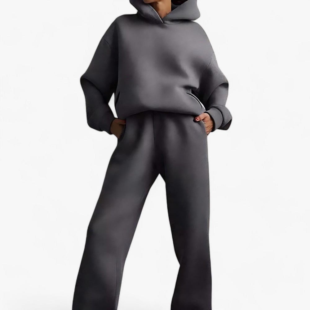 Stylisches Damen Loungewear Set mit Kapuzenpullover und Hose.