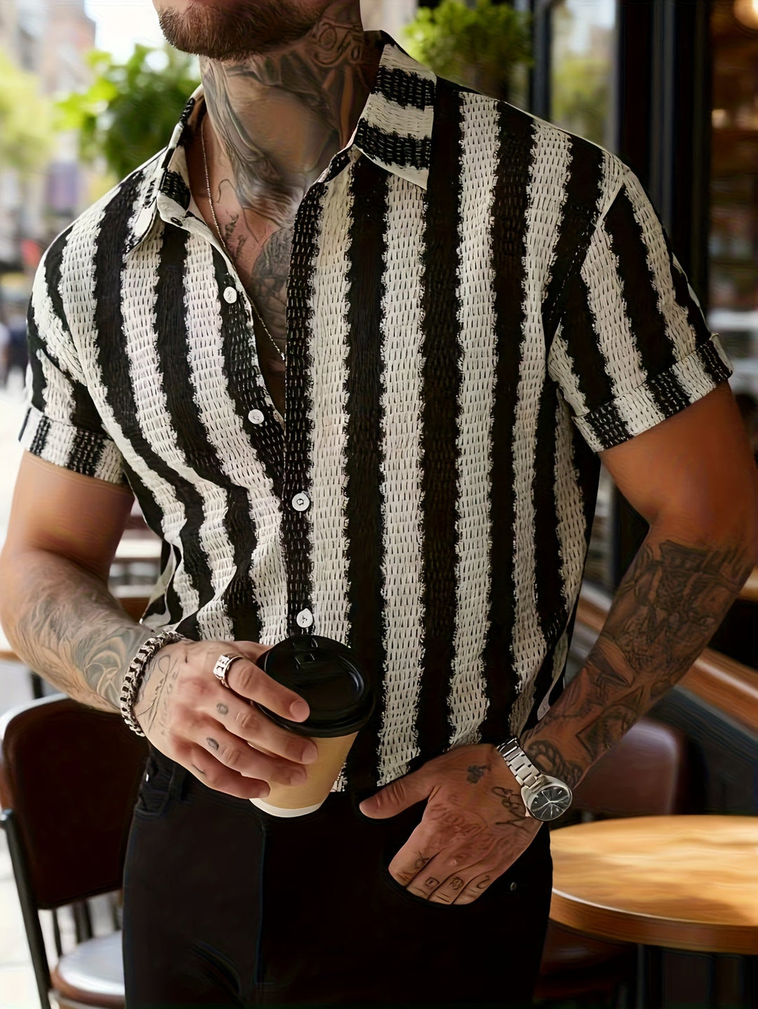 Herren Kurzarm-Streifenhemd, modernes Design, ideal für lässige Freizeit-Looks im Sommer und Urlaub.