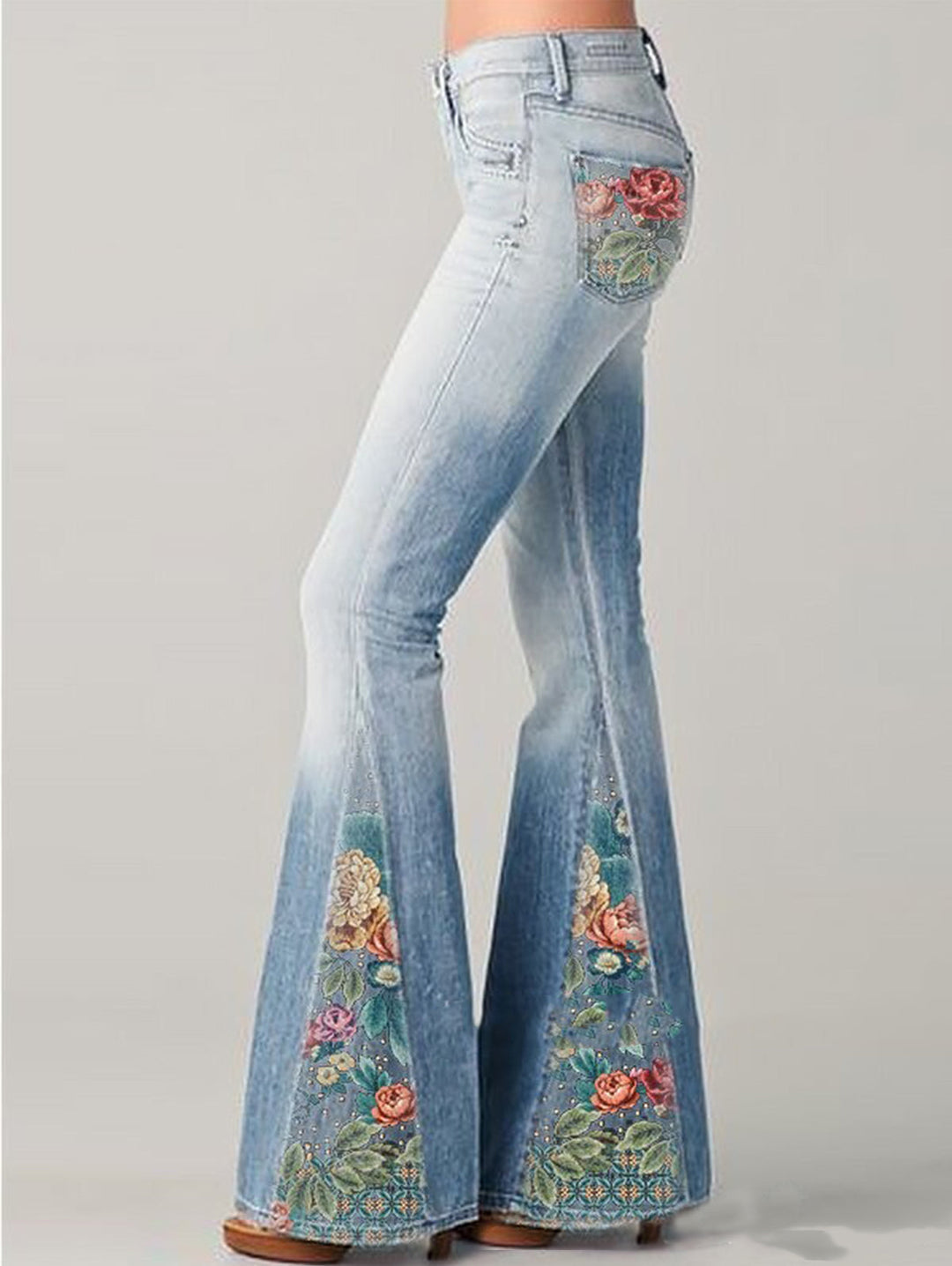 Damen Flared Jeans "Luna" mit lebhaftem Blumendruck; trendige Freizeithose für stilvolle Auftritte.