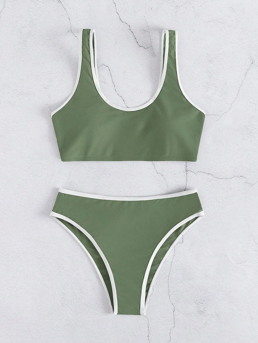 Stylisches Damen Bademode Set im Linienstil, ein moderner Zweiteiler Bikini.
