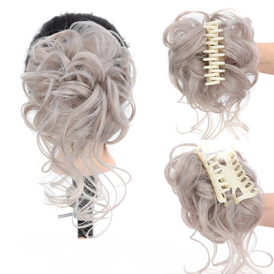 Nahaufnahme einer Damen Messy Bun Haarverlängerung, die Volumen und Fülle zeigt.
