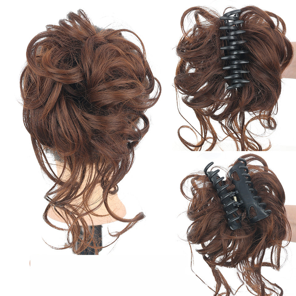 Detailansicht der Kunsthaar Messy Bun Haarverlängerung für realistischen Dutt-Effekt.