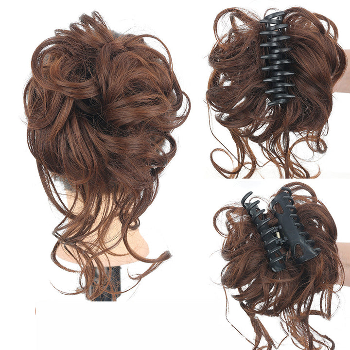 Detailansicht der Kunsthaar Messy Bun Haarverlängerung für realistischen Dutt-Effekt.