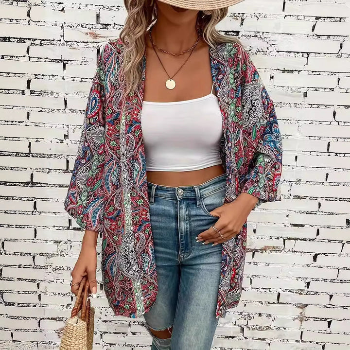 Zeitlose Damenbluse mit detailreichem Ethnomuster, klassischem Rundhals. Ideal als Frühlings- oder Herbstmode.